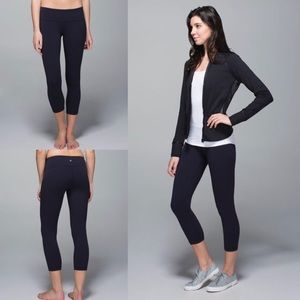 Lululemon Women's Wunder Under Crop II Yoga
Gym Leggings Pants Size 2 Naval Blue